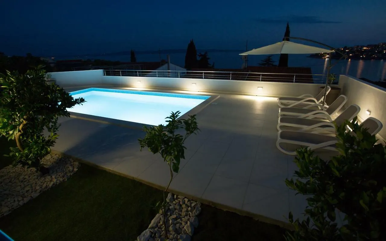 Charming Modern House With The New Swimming Pool - Apartment Maya 2 Trogir 0*,